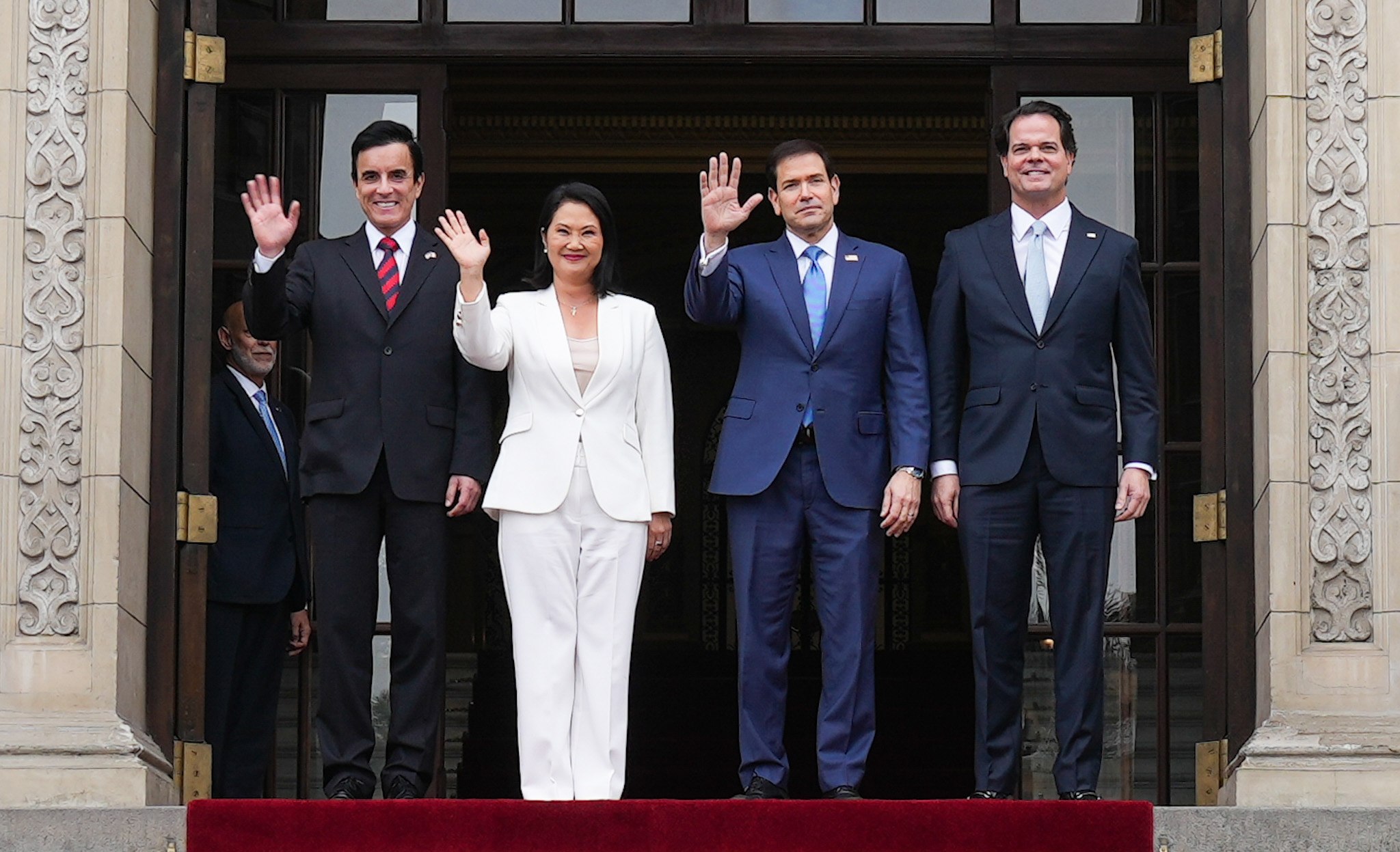 La presidenta Keiko Fujimori, el secretario de Estado Marco Rubio y el embajador Bernie Navarro saludan en la puerta de Palacio de Gobierno