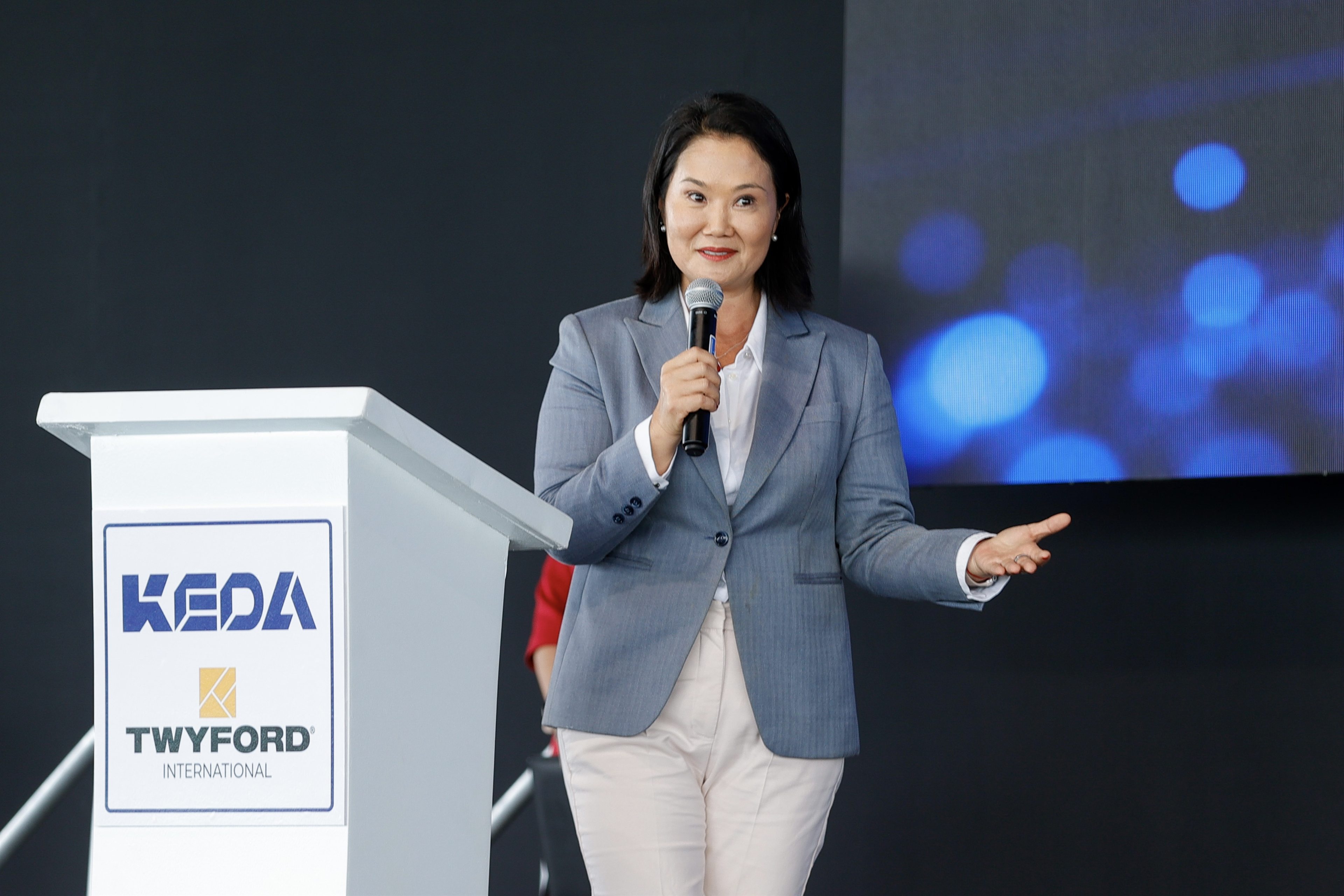 La presidenta Keiko Fujimori habla con un micrófono en un acto público