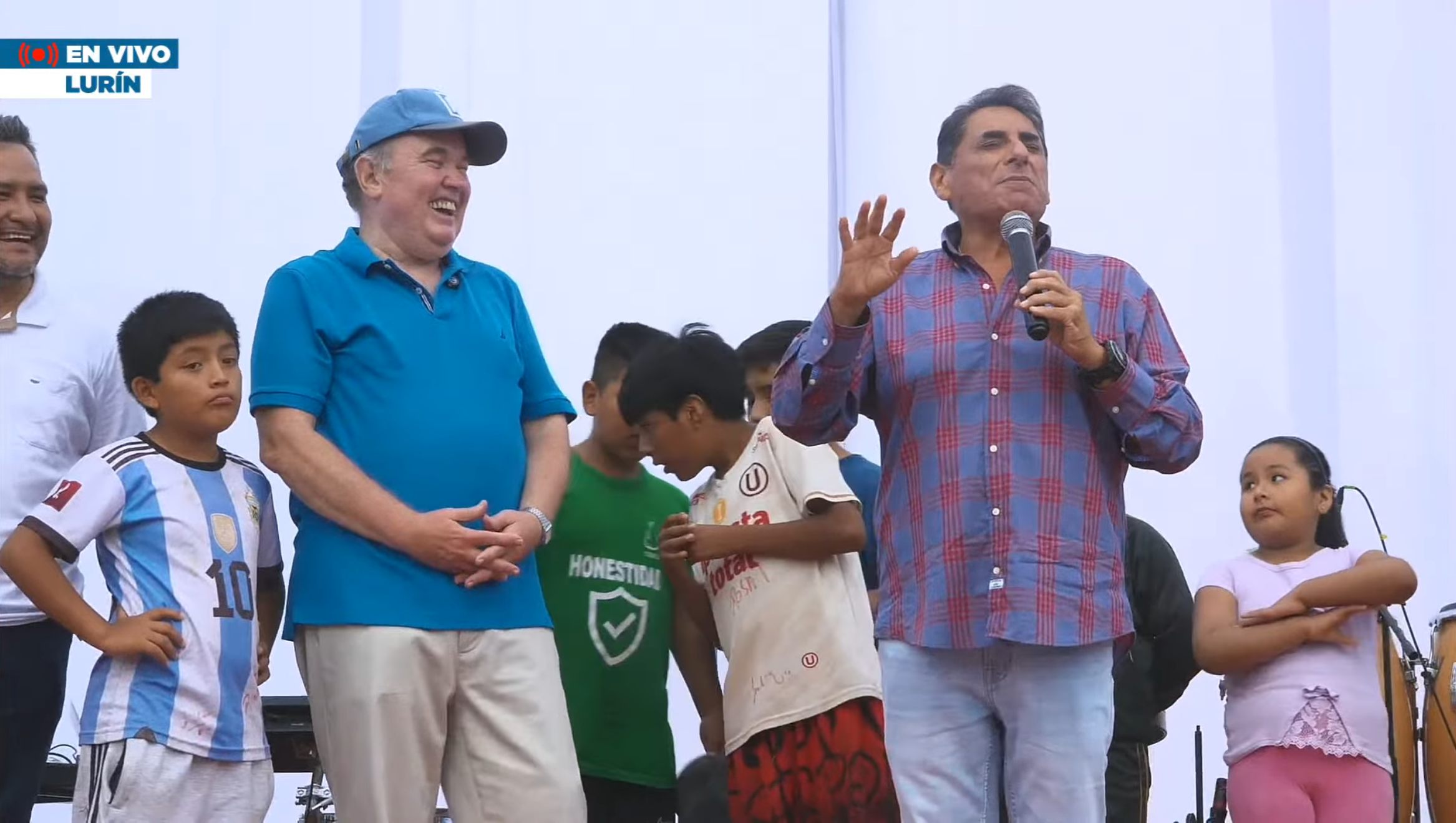 Rafael López Aliaga y Carlos Álvarez en el escenario de Lurín, durante la transmisión en vivo.