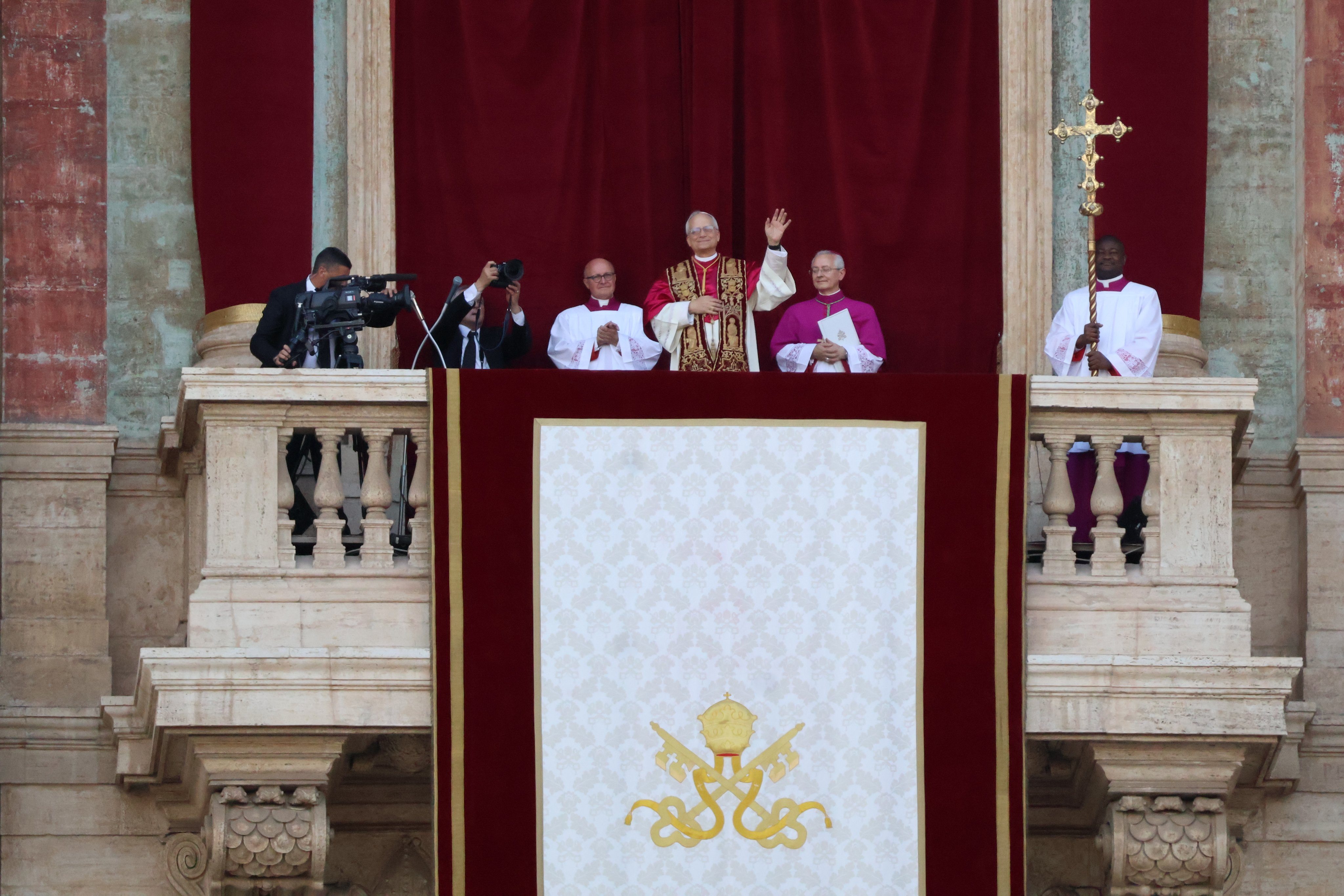 El papa León XIV saluda desde el balcón central de la basílica de San Pedro