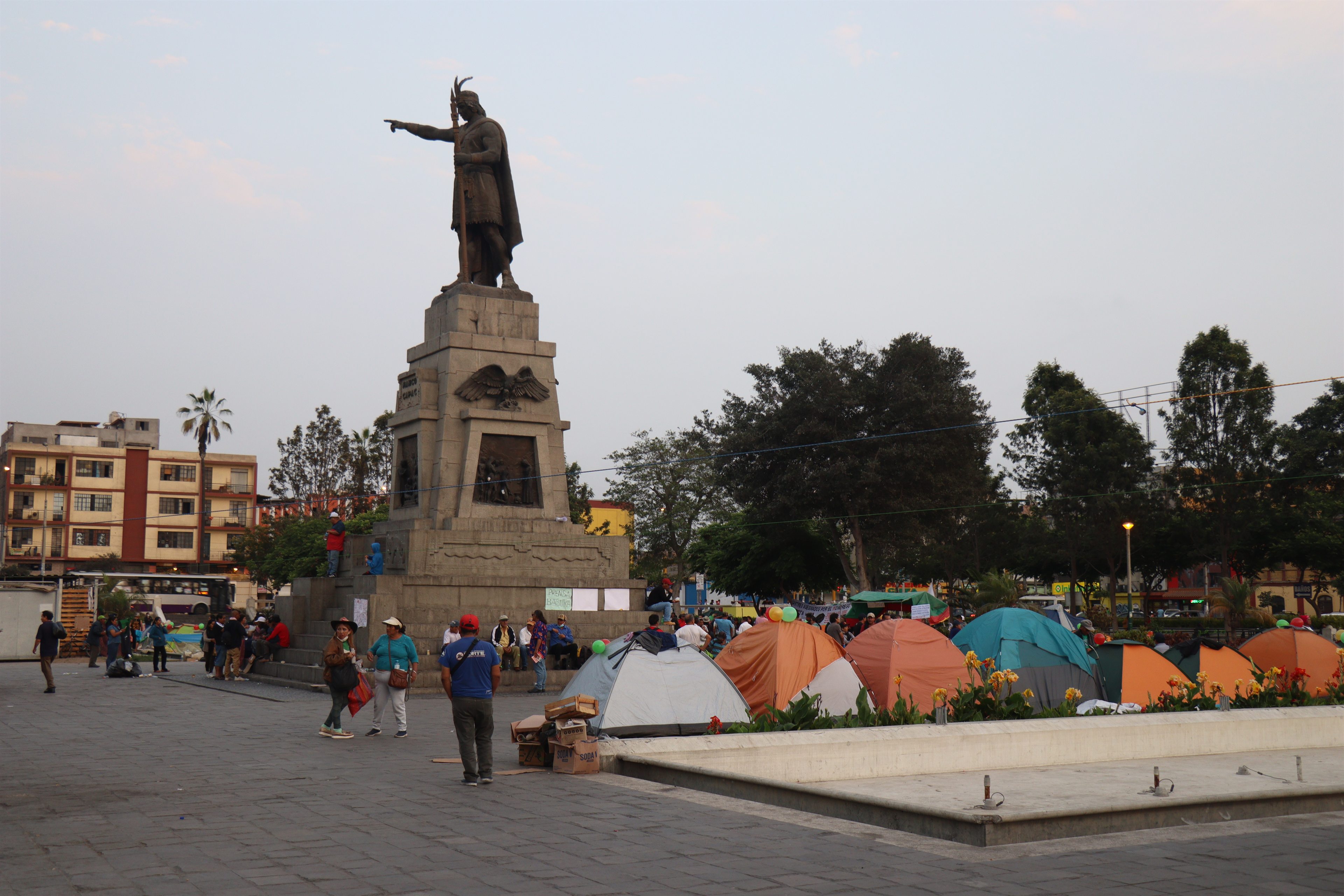 Carpas de manifestantes junto al monumento a Manco Cápac, en Lima